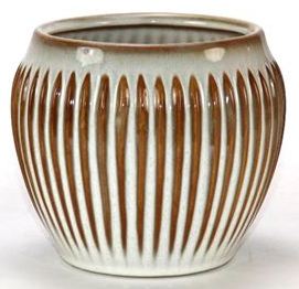 Ваза керамическая с вертикальными полосами, цвет коричнево-бежевый,  15*15*19,3 см.