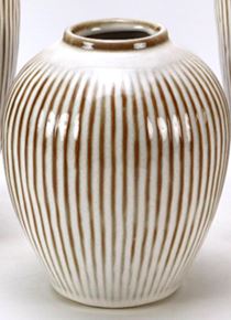Ваза керамическая с вертикальными полосами, цвет коричнево-бежевый,  15*15*19,3 см.