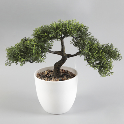 Искусственные деревья и растения в горшках