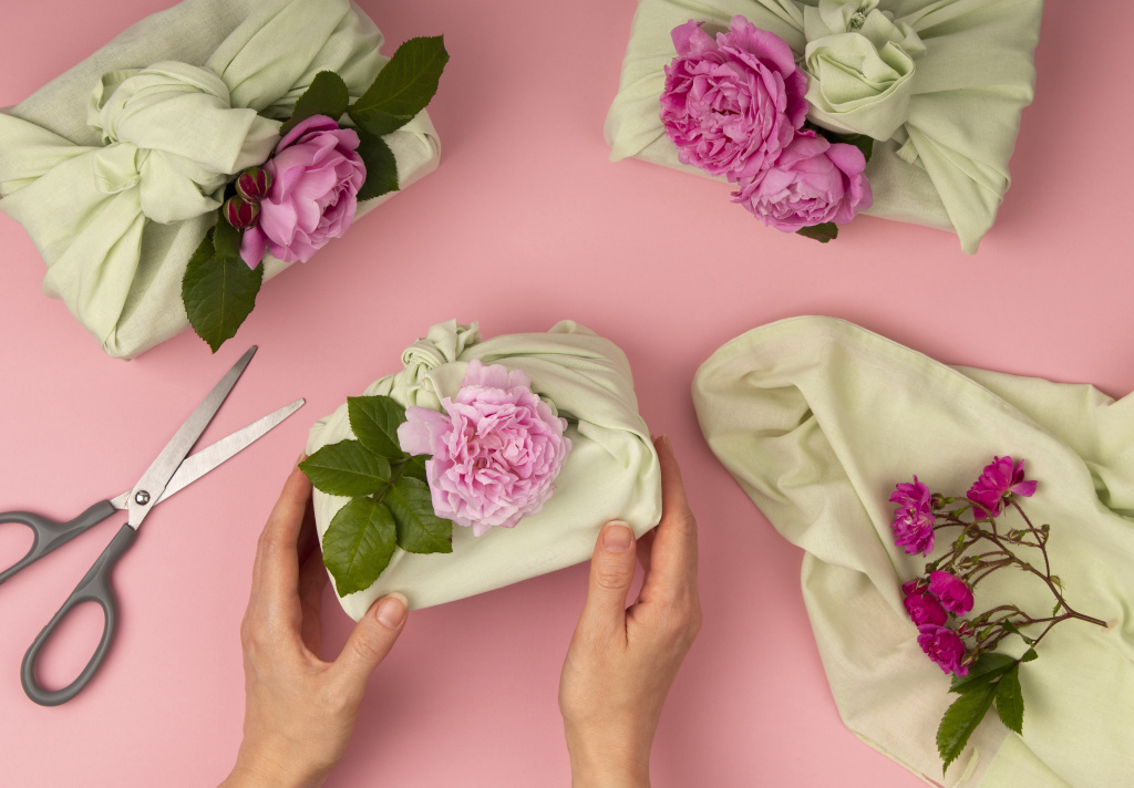 Какую упаковочную бумагу выбрать для букетов и подарков: жатая, тишью или крафт