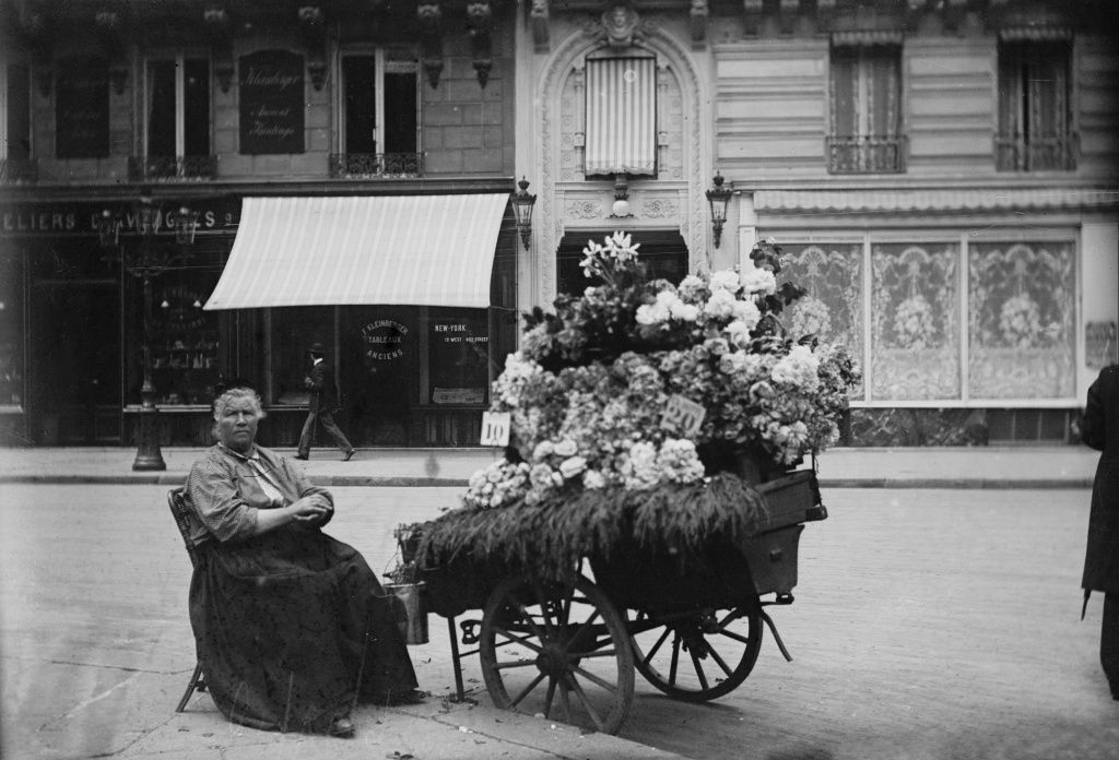 Flower_seller,_Paris.jpg