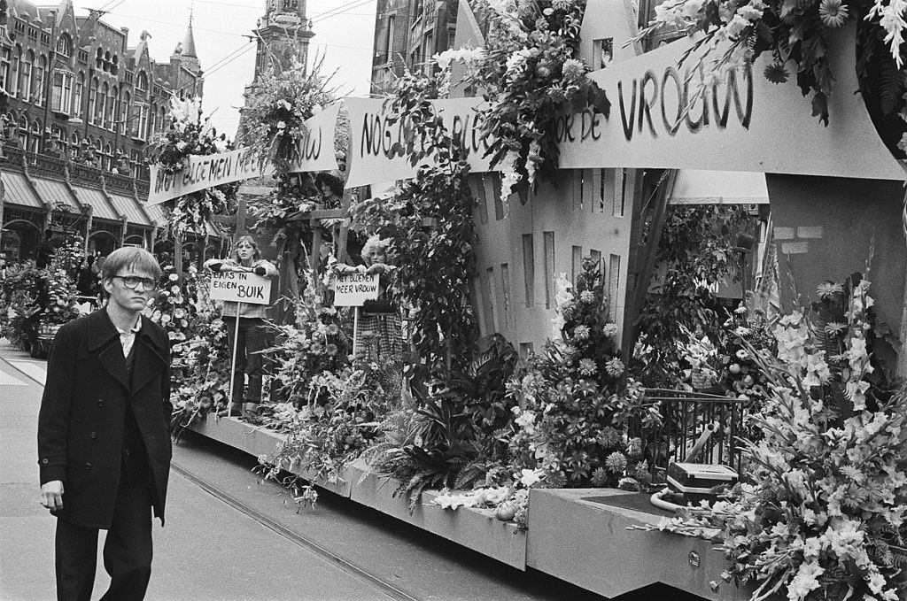 1200px-31e_Aalsmeerse_Bloemencorso_in_Amsterdam_praalwagen_Dolle_Mina,_Bestanddeelnr_929-8823.jpg