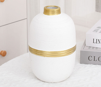 Ваза керамическая с металлической окантовкой, цвет бело-золотой, 11*18,5 см