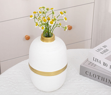 Ваза керамическая с металлической окантовкой, цвет бело-золотой, 11*18,5 см