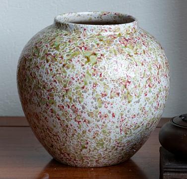 Ваза керамическая декоративная, цвет зелено-красный, 21*22 см.