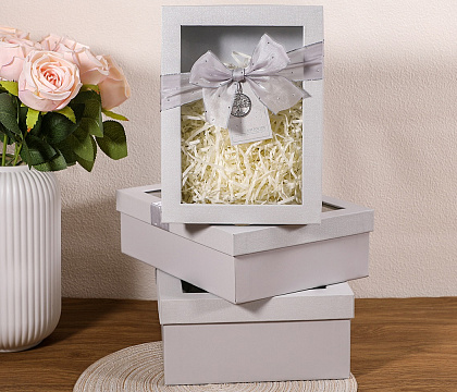 Набор коробок подарочных с прозрачным окошком 29*21*9,5, 26*19*8, 23*17*6,5 см, 3 шт., св.серый