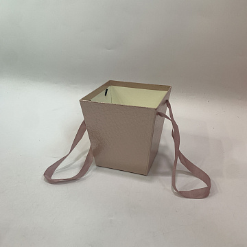 Коробка под цветы с имитацией кожи крокодила 17x17x18 см, 1 шт., св.розовый