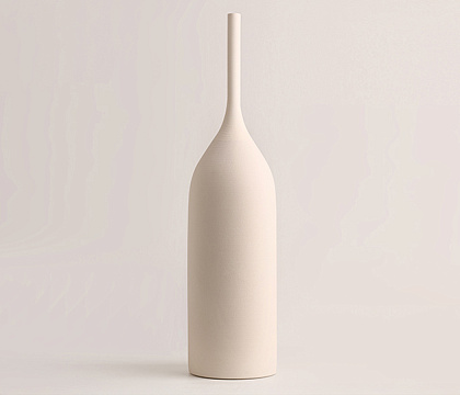 Ваза керамическая, матовая, цвет молочный, 9,5*9,5*39 см.