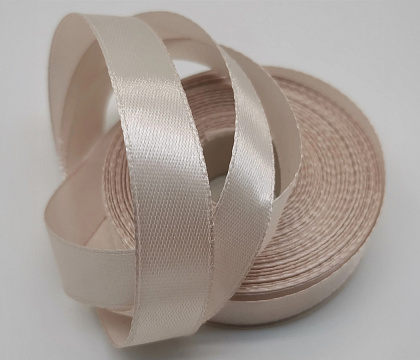 Лента атласная, на картонн.катушке, односторонняя, 15 мм х 100 ярд, ванильный (15 шт/упак)