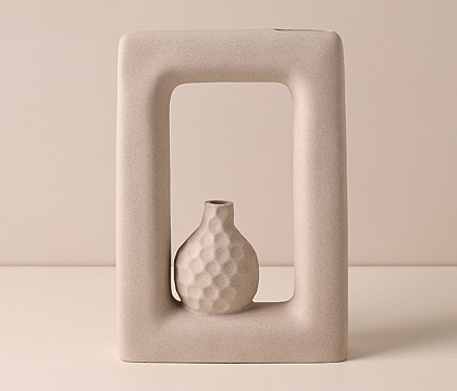 Ваза керамическая, матовая, цвет бежевый, 14*4*21,5 см.