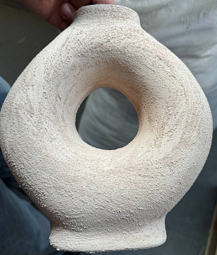 Ваза керамическая, цвет нежно-бежевый, 21,6*8,4*23,6 см.