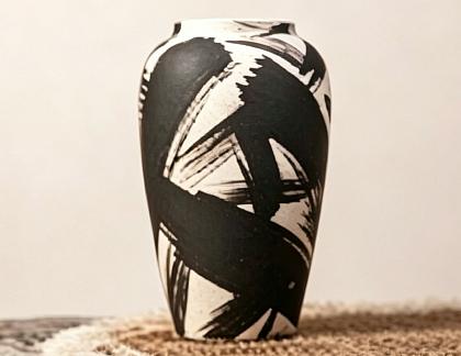 Ваза керамическая декоративная, цвет темный, 30*19 см.