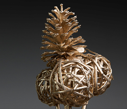 Сосновая шишка(10-12 см) и 3 шт ивовых шариков(8 см) на ивовых палочках, в глиттере цвета шамп,65 см