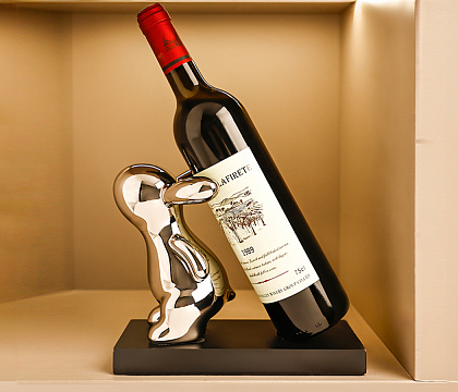 Подставка декоративная "Зайка" для бутылки, керамика,  цвет серебряный, 21*10*14,5 см.