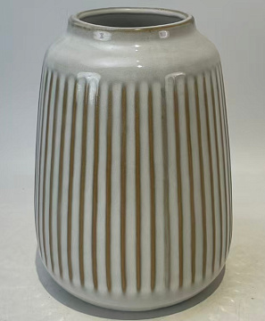 Ваза керамическая с вертикальными полосами, цвет коричнево-бежевый,  17*17*18,5 см.