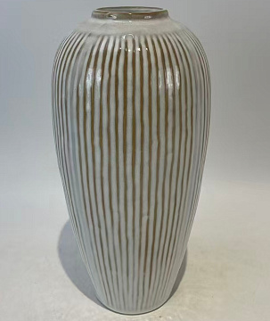 Ваза керамическая с вертикальными полосами, цвет коричнево-бежевый,  15*15*30 см.