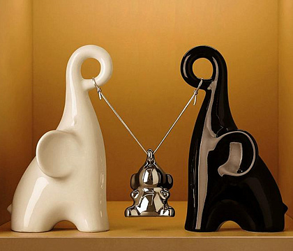 Набор декоративных статуэток "Слоны" 3 шт., керамика, цвет черный/белый/серебро, 11*9,5*20; 11*9,5*20; 5,5*3,5*7 см.