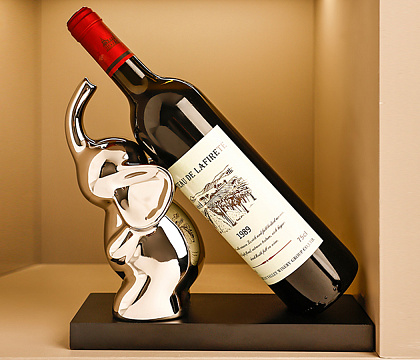 Подставка декоративная "Слон" для бутылки, керамика,  цвет серебряный, 23*10*17 см.