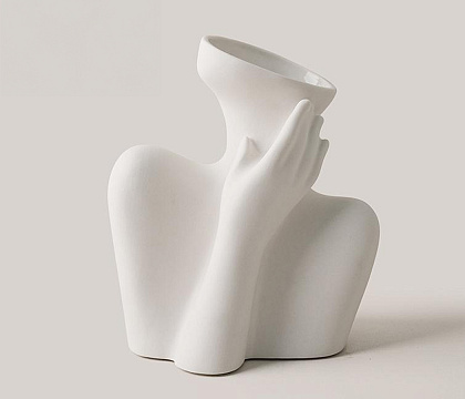 Ваза керамическая, матовая, цвет белый, 15,5*11*18 см.