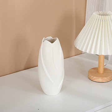 Ваза керамическая, цвет белый, 8,5*21 см