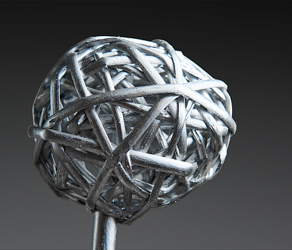 Декоративный ивовый шарик 7 см, на бамбуковой вставке, 56 см, в глиттере цвета серебро