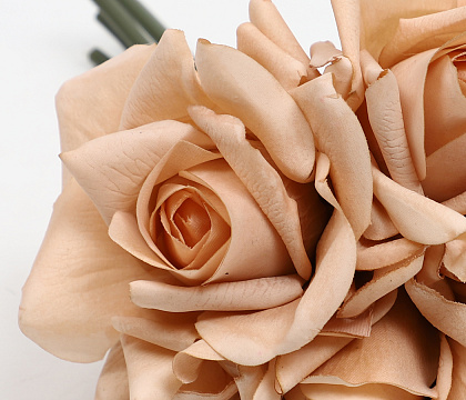 Букет искусственный декоративный "Розы": 5 стеблей, 25 см., кофейный