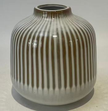 Ваза керамическая с вертикальными полосами, цвет коричнево-бежевый,  14*14*14,5 см.