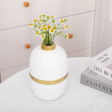 Ваза керамическая с металлической окантовкой, цвет бело-золотой, 11*18,5 см