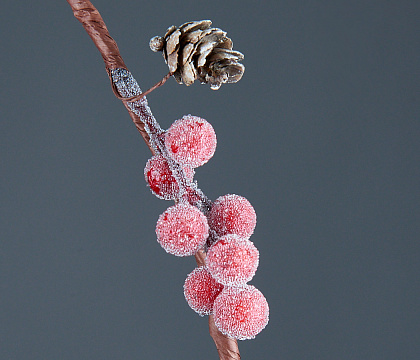 Декоративная гирлянда с  шишками и ягодами,125 см