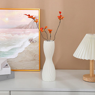 Ваза керамическая, цвет белый, 8*24 см.