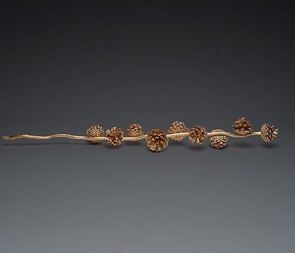 Декоративная ивовая ветка с сосновыми шишками 5-7 см (9шт), 85 см, золото