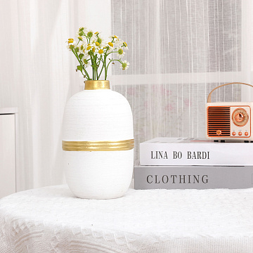 Ваза керамическая с металлической окантовкой, цвет бело-золотой, 11*18,5 см