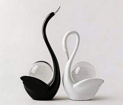 Набор декоративных статуэток "Лебеди" 2 шт., керамика/стекло, цвет черный/белый, 12*9,5*29; 12*9,5*22 см.
