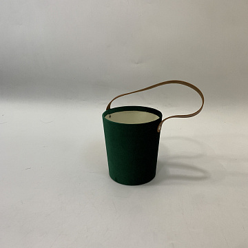 Коробка под цветы бархатная с ручкой из экокожи 13,8x15,2 см(диаметр дна 11,5 см), 1 шт., изумрудный