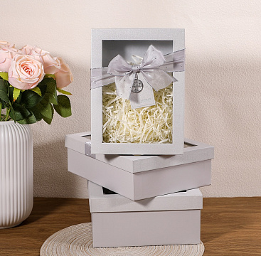 Набор коробок подарочных с прозрачным окошком 33,5*25*11,5, 29*21*9, 24,5*17*6,5 см, 3 шт., светло-серый
