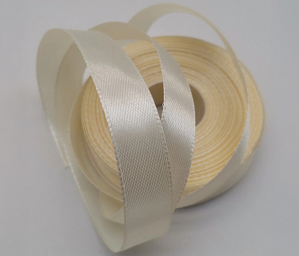 Лента атласная, на картонн.катушке, односторонняя,  15 мм х 100 ярд, слоновая кость (15 шт/упак)