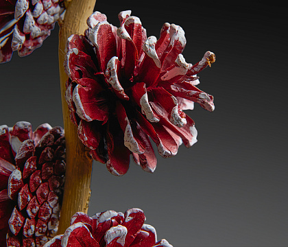 Декоративная ивовая ветка с заснеженными сосновыми шишками 5-7 см (9шт), 60 см, натуральный