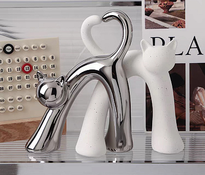 Набор декоративных статуэток "Коты" 2 шт., керамика, цвет серебро/белый, 17*5,5*22; 16*8,5*21 см.