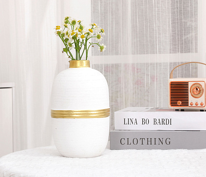 Ваза керамическая с металлической окантовкой, цвет бело-золотой, 11*18,5 см