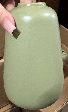 Ваза керамическая, цвет темно-оливковый, 9,5*9,5*15,5 см.