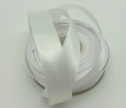 Лента атласная, на картонн.катушке, односторонняя, 15 мм х 100 ярд,белый  (15 шт/упак)