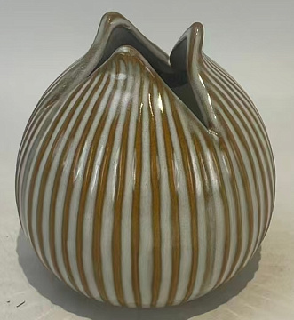 Ваза керамическая "Гранат" с вертикальными полосами, цвет коричнево-бежевый, 12*12*11,6 см.