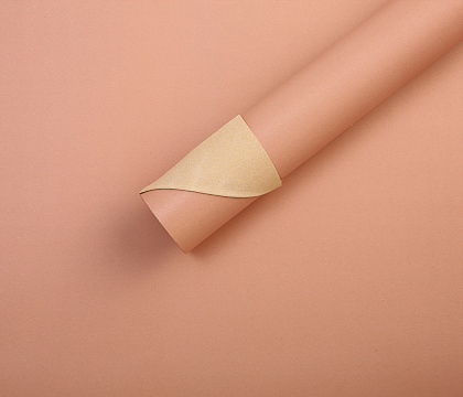 Водонепроницаемый упак. материал флористическая пленка с крафт бумагой, 80гр/м2, 50 см*10 м, розово-бежевый